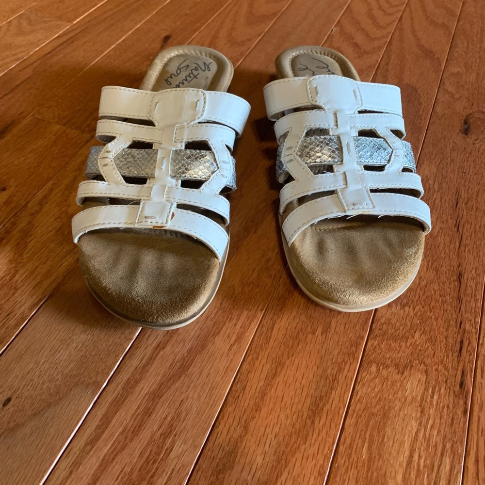 Women’s size 6.5 Natural Soul White Sandals